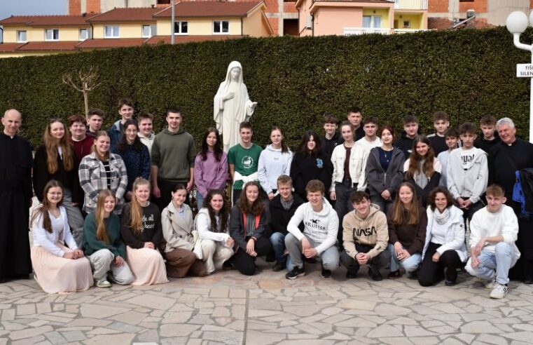 Czeska młodzież u Królowej Pokoju w Medjugorie