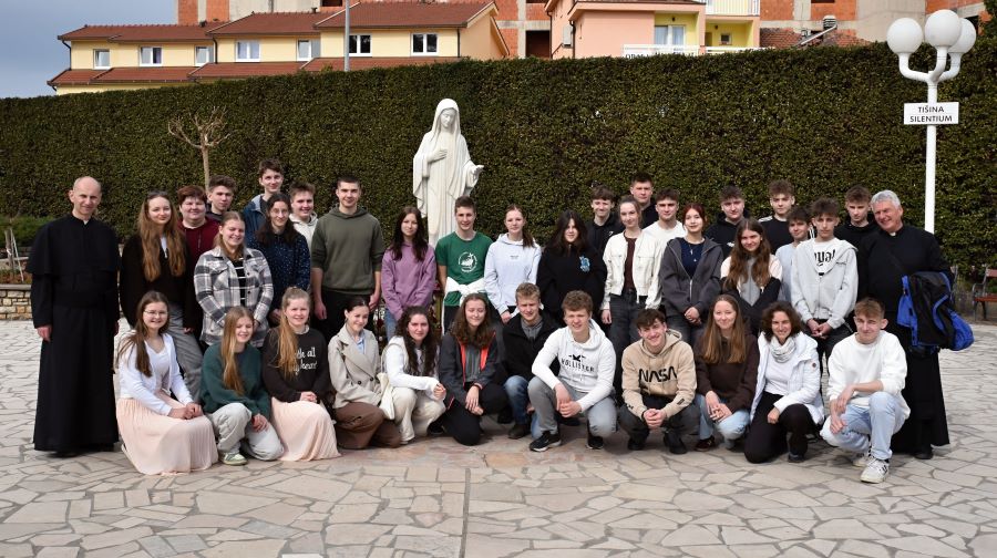 Czeska młodzież u Królowej Pokoju w Medjugorie