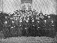 Foto: Księża, bracia, klerycy i studenci z Suchar (1926/27) - "Królowa Apostołów", r. XX, z. 3 (III 1927), str. 95.