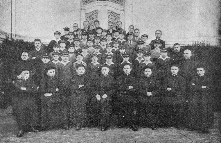 Foto: Księża, bracia, klerycy i studenci z Suchar (1926/27) - "Królowa Apostołów", r. XX, z. 3 (III 1927), str. 95.